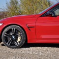 BMW M3 F80 in Imola-Rot mit BMW M Performance-Zubehör BMW M3 F80 in Imola-Rot mit BMW M Performance-Zubehör