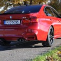 BMW M3 F80 in Imola-Rot mit BMW M Performance-Zubehör BMW M3 F80 in Imola-Rot mit BMW M Performance-Zubehör
