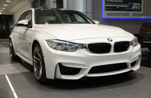 2014-BMW-M3-F80-Weiss-Abu-Dhabi-Showroom-07