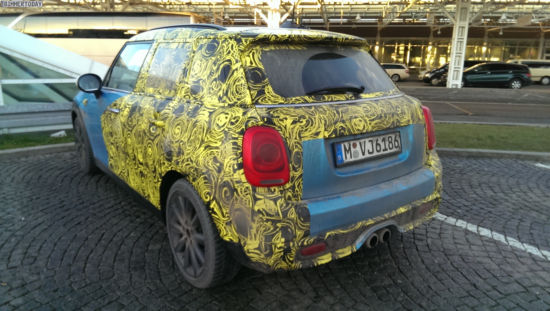 2014-MINI-F55-Fuenftuerer-Erlkoenig-5-Door-03.jpg