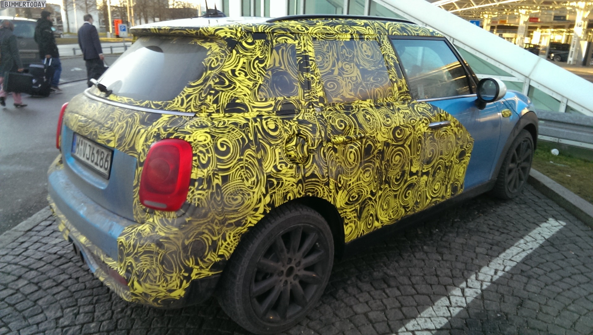 2014-MINI-F55-Fuenftuerer-Erlkoenig-5-Door-05.jpg