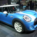Paris 2014: MINI Fünftürer F55 in Electric Blue und Moonwalk Grey Paris 2014: MINI Fünftürer F55 in Electric Blue und Moonwalk Grey