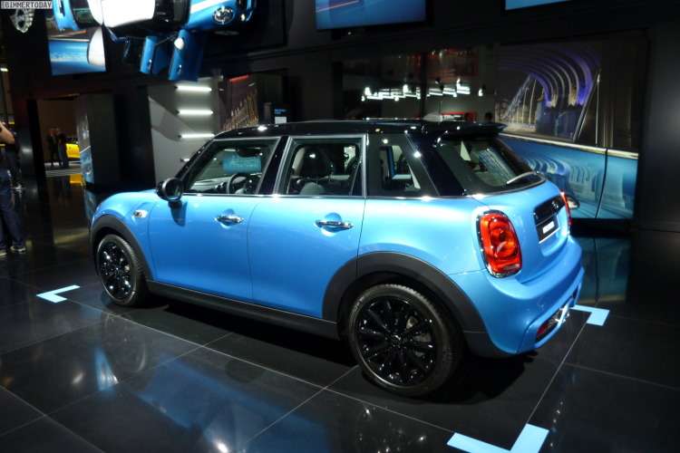 Paris 2014: MINI Fünftürer F55 in Electric Blue und Moonwalk Grey Paris 2014: MINI Fünftürer F55 in Electric Blue und Moonwalk Grey