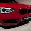BMW-1er-F20-Sport-Line-Karmesinrot-schwarze-Akzente-06