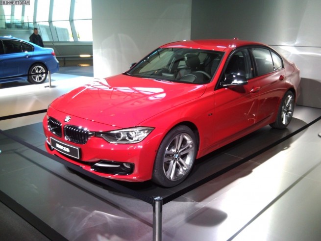 BMW-328i-F30-Sport-Line-Karmesinrot-Live