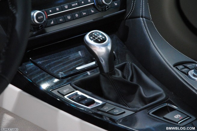 BMW-650i-Cabrio-F12-Saphirschwarz-NAIAS-Detroit-2011-Interieur-03