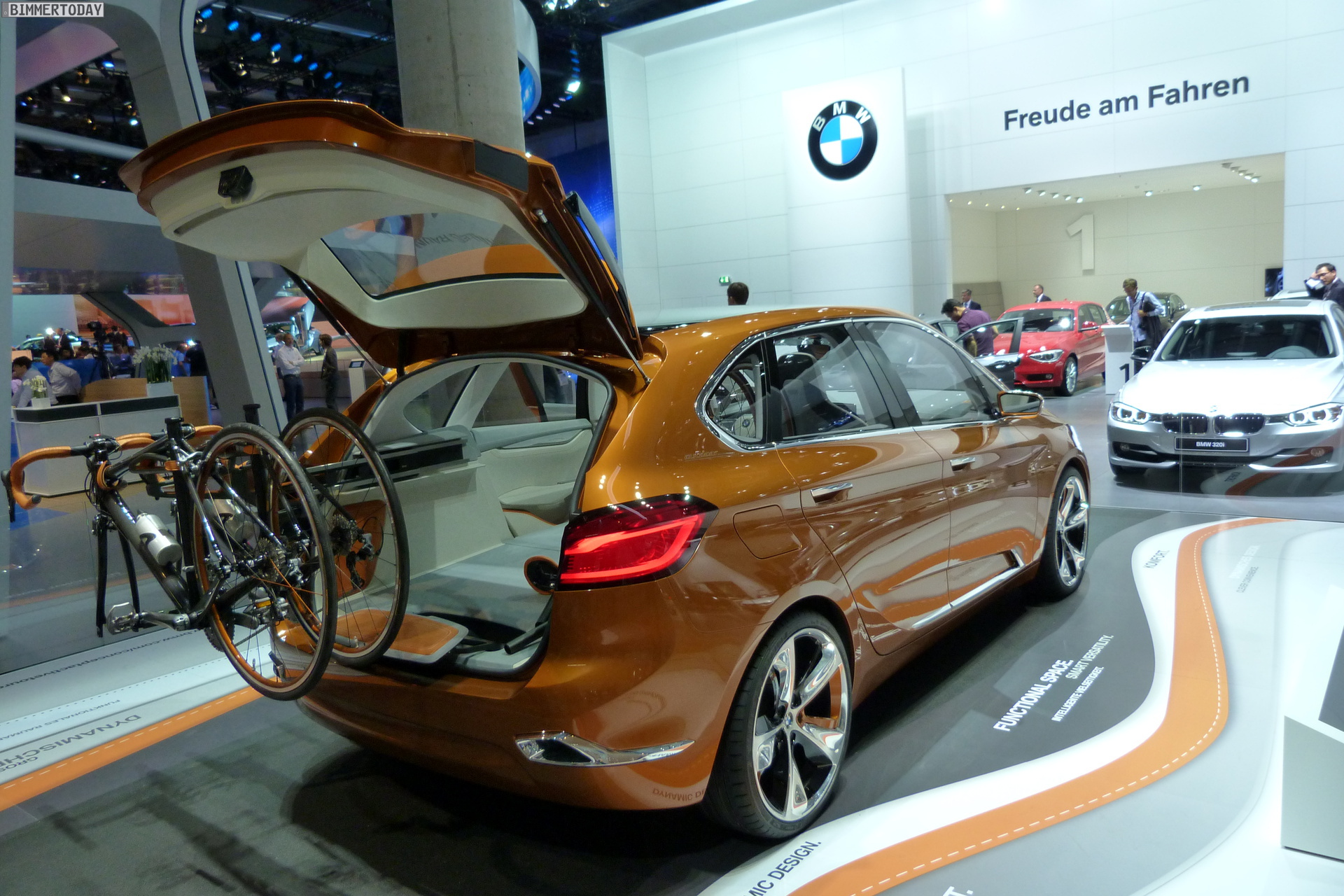 BMW-Active-Tourer-Outdoor-F46-IAA-2013-LIVE-16.jpg