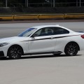 Drift-Duell: BMW M235i Coupé gegen Sandbahn-Motorrad Drift-Duell: BMW M235i Coupé gegen Sandbahn-Motorrad