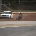 Drift-Duell: BMW M235i Coupé gegen Sandbahn-Motorrad Drift-Duell: BMW M235i Coupé gegen Sandbahn-Motorrad