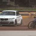 Drift-Duell: BMW M235i Coupé gegen Sandbahn-Motorrad Drift-Duell: BMW M235i Coupé gegen Sandbahn-Motorrad