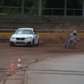 Drift-Duell: BMW M235i Coupé gegen Sandbahn-Motorrad Drift-Duell: BMW M235i Coupé gegen Sandbahn-Motorrad