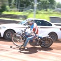Drift-Duell: BMW M235i Coupé gegen Sandbahn-Motorrad Drift-Duell: BMW M235i Coupé gegen Sandbahn-Motorrad