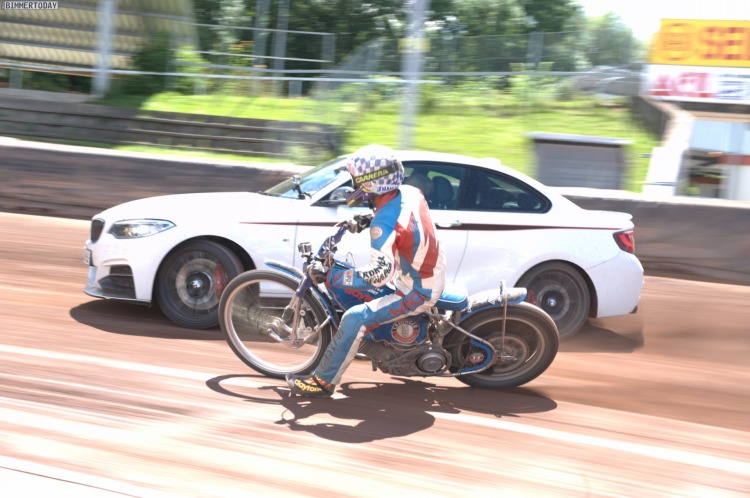 Drift-Duell: BMW M235i Coupé gegen Sandbahn-Motorrad Drift-Duell: BMW M235i Coupé gegen Sandbahn-Motorrad