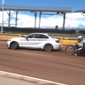 Drift-Duell: BMW M235i Coupé gegen Sandbahn-Motorrad Drift-Duell: BMW M235i Coupé gegen Sandbahn-Motorrad