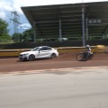 Drift-Duell: BMW M235i Coupé gegen Sandbahn-Motorrad Drift-Duell: BMW M235i Coupé gegen Sandbahn-Motorrad