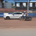 Drift-Duell: BMW M235i Coupé gegen Sandbahn-Motorrad Drift-Duell: BMW M235i Coupé gegen Sandbahn-Motorrad