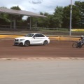 Drift-Duell: BMW M235i Coupé gegen Sandbahn-Motorrad Drift-Duell: BMW M235i Coupé gegen Sandbahn-Motorrad