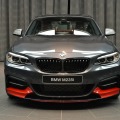 BMW M235i mit M Performance-Zubehör: Mineralgrau trifft Rot