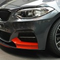 BMW M235i mit M Performance-Zubehör: Mineralgrau trifft Rot