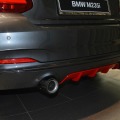 BMW M235i mit M Performance-Zubehör: Mineralgrau trifft Rot