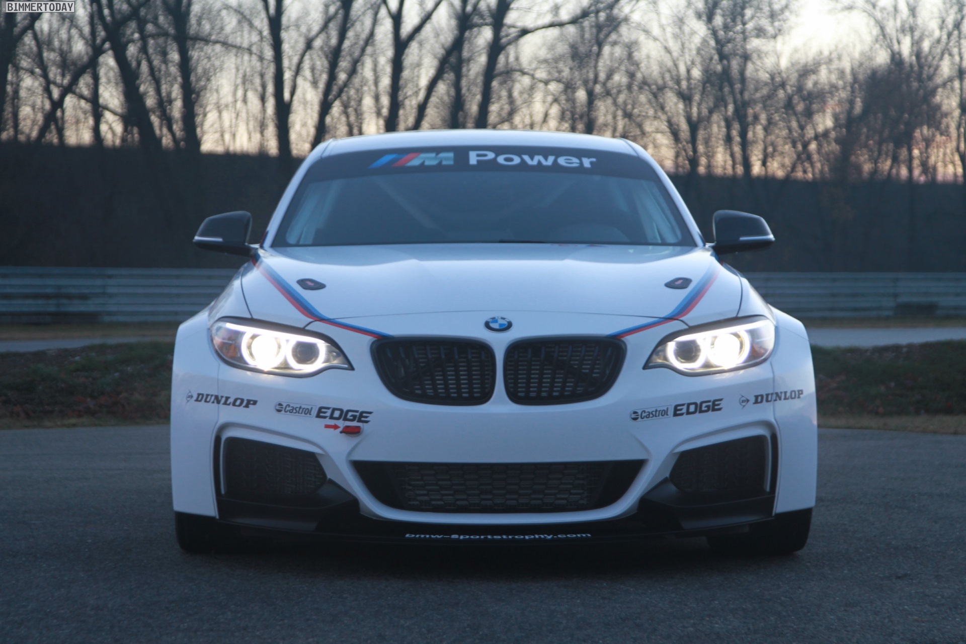 BMW-M235i-Racing-2014-F22-Rennversion-Li