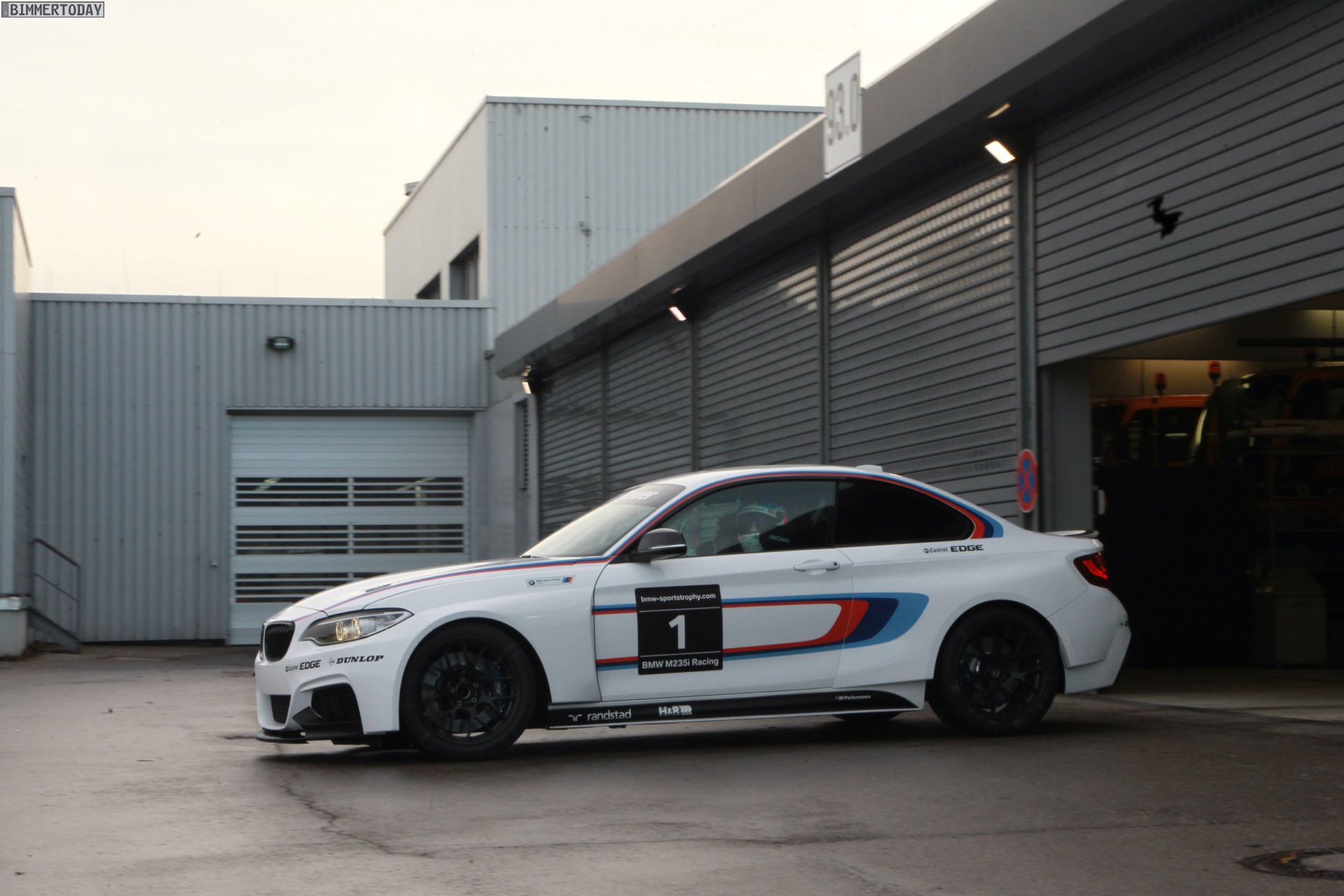 BMW-M235i-Racing-2014-F22-Rennversion-Li