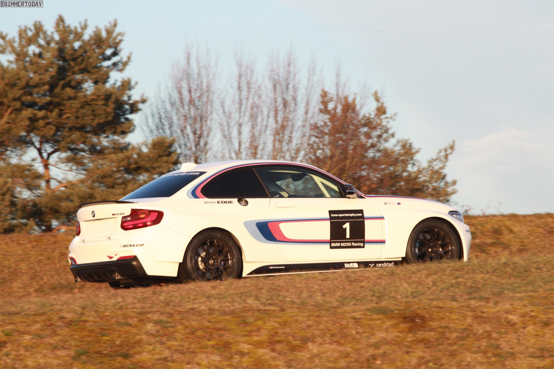 BMW-M235i-Racing-2014-F22-Rennversion-Li
