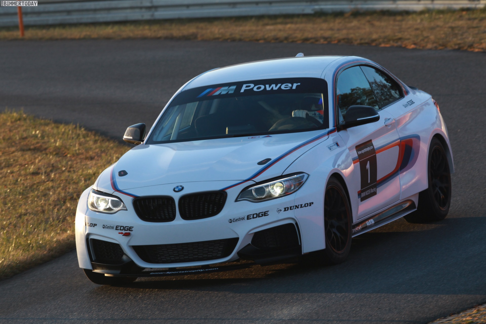 BMW-M235i-Racing-2014-F22-Rennversion-Li