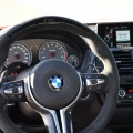 BMW M3 F80 in Imola-Rot mit BMW M Performance-Zubehör BMW M3 F80 in Imola-Rot mit BMW M Performance-Zubehör