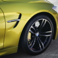 BMW M4 Coupé Wallpaper: Austin Yellow im Indian Summer BMW M4 Coupé Wallpaper: Austin Yellow im Indian Summer