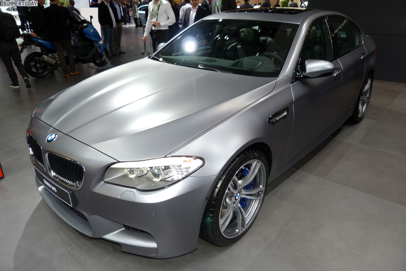 BMW-M5-F10-Frozen-Grey-Pariser-Salon-2012-02.jpg