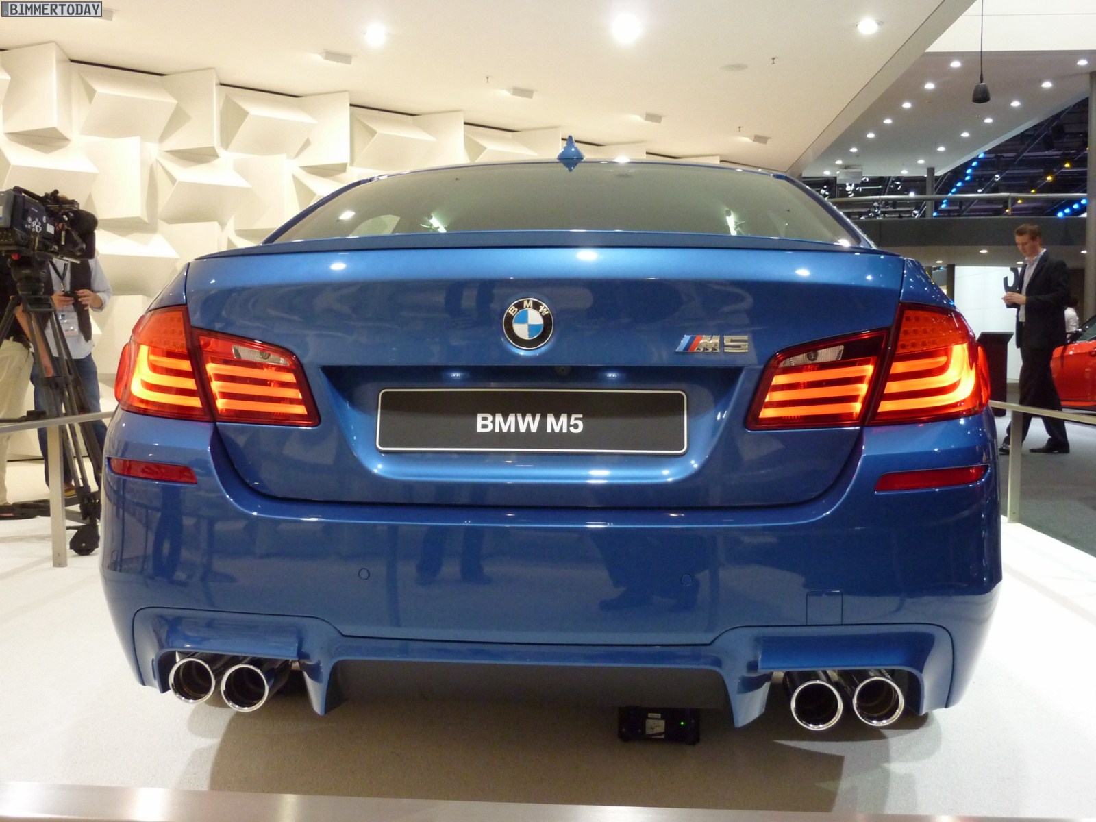 BMW-M5-F10-Monte-Carlo-Blau-IAA-2011-07.
