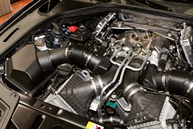 BMW-M5-F10-Motor-ohne-Abdeckung