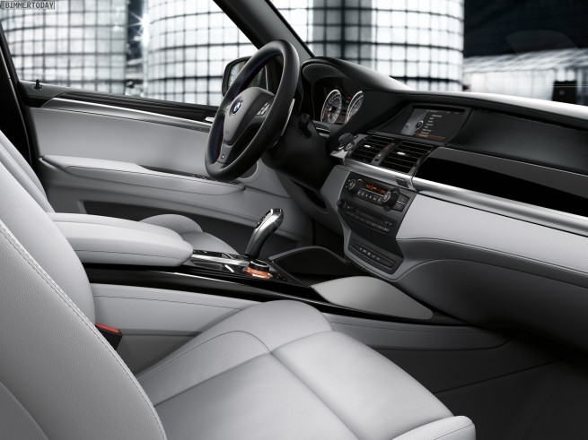 BMW-X5-M-2012-Wallpaper-1600x1200-01