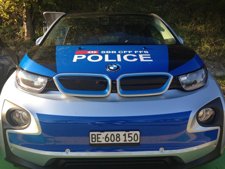 BMW i3: Schweizer Polizei nutzt Elektro-BMW als Polizeiauto BMW i3: Schweizer Polizei nutzt Elektro-BMW als Polizeiauto