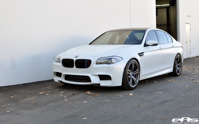 EAS-BMW-M5-F10-Tuning-Frozen-White-Akrapovic-03
