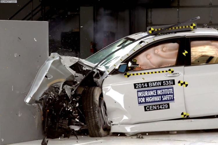 IIHS Small Overlap-Crashtest: BMW 5er F10 nur "Marginal" IIHS Small Overlap-Crashtest: BMW 5er F10 nur "Marginal"