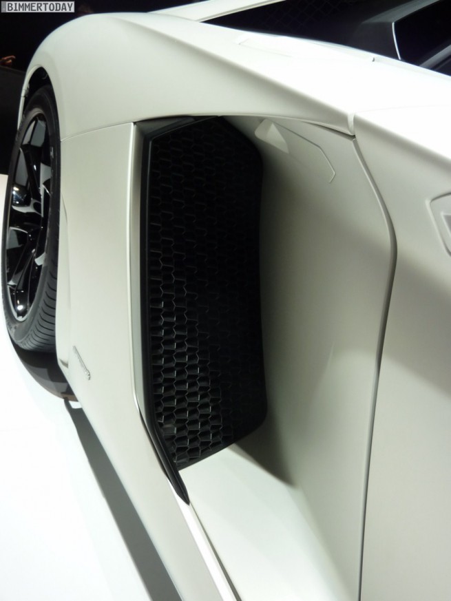 Lamborghini-Aventador-Genf-2011-40-655x873.jpg
