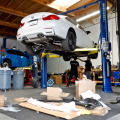 BMW M Performance Tuning am BMW M4 Coupé in Mineralweiss