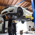 BMW M Performance Tuning am BMW M4 Coupé in Mineralweiss