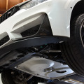 BMW M Performance Tuning am BMW M4 Coupé in Mineralweiss