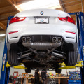 BMW M Performance Tuning am BMW M4 Coupé in Mineralweiss