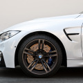 BMW M Performance Tuning am BMW M4 Coupé in Mineralweiss
