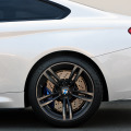 BMW M Performance Tuning am BMW M4 Coupé in Mineralweiss