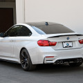 BMW M Performance Tuning am BMW M4 Coupé in Mineralweiss
