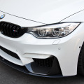 BMW M Performance Tuning am BMW M4 Coupé in Mineralweiss