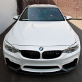 BMW M Performance Tuning am BMW M4 Coupé in Mineralweiss