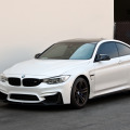 BMW M Performance Tuning am BMW M4 Coupé in Mineralweiss