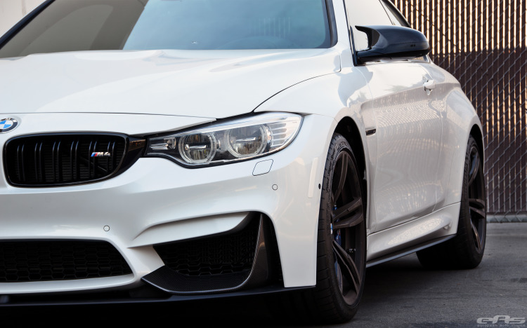 BMW M Performance Tuning am BMW M4 Coupé in Mineralweiss