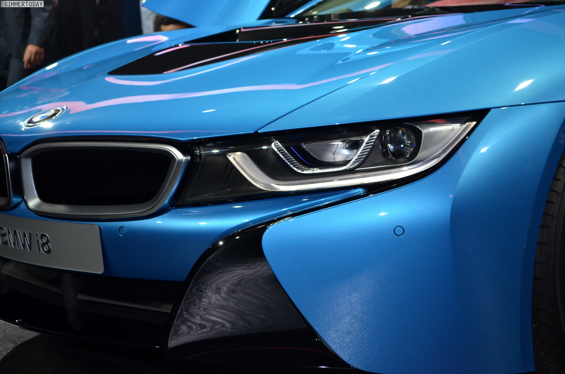 BMW i8 РІ С‚РµРјРЅРѕС‚Рµ